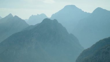 Türkiye 'nin Antalya kenti yakınlarındaki mavi sisli dağ sırtı panoraması, yaz günü Tunektepe, Tunektepe Teleferik Dağı ve Antalya kenti yakınlarındaki dağlardan manzara