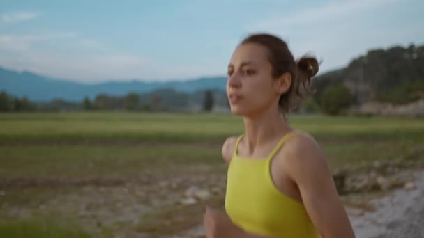 年轻田径女子跑快 训练努力 准备参加比赛或马拉松的慢动作肖像 穿着黑色短裤的适合女孩在黎明时分沿着绿地慢跑 — 图库视频影像
