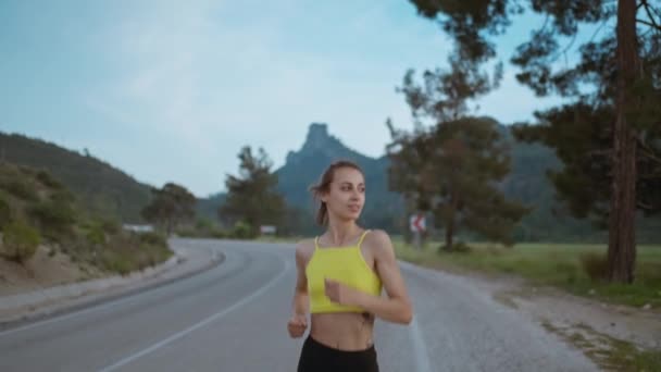 Slow Motion Porträtt Unga Idrottare Kvinna Kör Fast Road Träna — Stockvideo