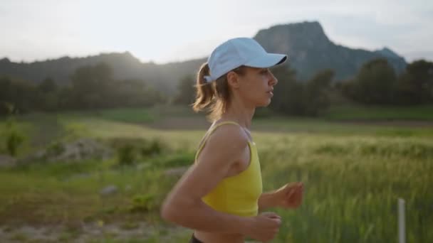 Sakte Film Portrett Young Athlete Woman Running Fast Road Training – stockvideo