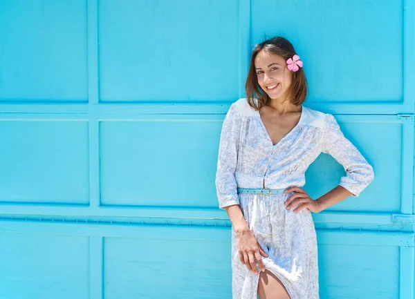 Affascinante Signorina Sfondo Blu Brillante Bella Modella Femminile Con Fiore — Foto Stock
