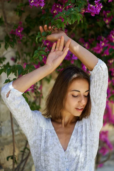 Retrato Primavera Sensual Mujer Joven Posando Con Ojos Ropa Jardín —  Fotos de Stock