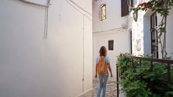 Αργή Κίνηση Χαμογελώντας Όμορφη Γυναίκα Τουρίστρια Ταξιδιώτη Σακίδιο Περπάτημα Άδειο — Αρχείο Βίντεο
