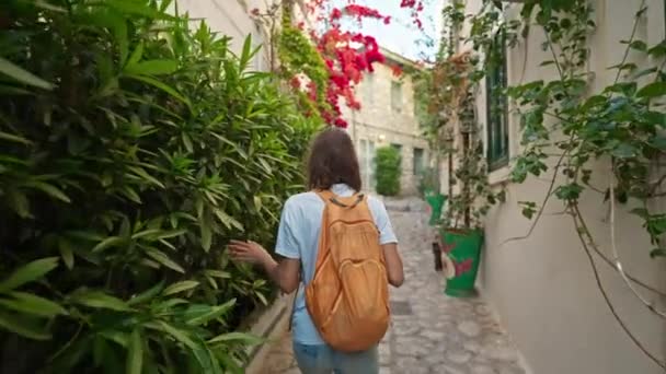 Cámara Lenta Sonriente Hermosa Viajera Turista Con Mochila Caminando Calle — Vídeo de stock