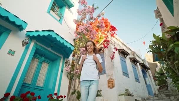 Zeitlupe Lächelnd Schöne Touristin Mit Rucksack Fuß Leere Straße Alten — Stockvideo