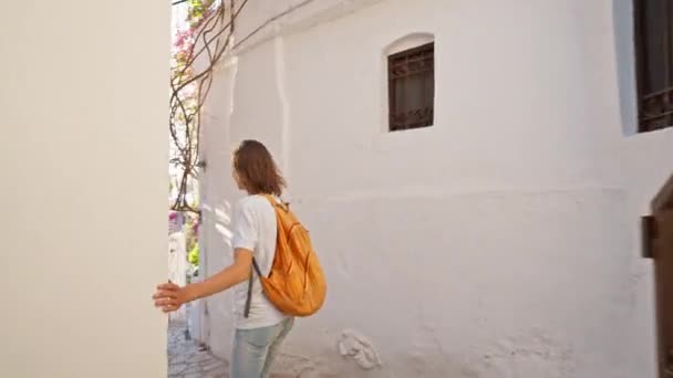 Sırt Çantalı Gülümseyen Güzel Turist Kadın Turist Şehrin Eski Turistik — Stok video