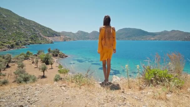 Penjelajah Wanita Kurus Yang Menarik Dengan Gaun Oranye Berdiri Pantai — Stok Video