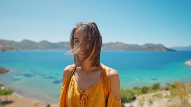 Atraente Mulher Bronzeada Magro Viajante Vestido Laranja Fica Costa Bela — Vídeo de Stock