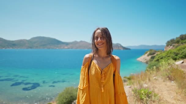 Aantrekkelijke Slanke Gebruinde Vrouw Reiziger Oranje Zonnejurk Staat Aan Oever — Stockvideo