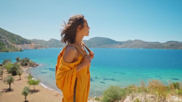 Atraktivní Štíhlá Opálená Žena Cestovatel Oranžové Slunečník Stojí Břehu Krásného — Stock video