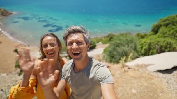 Feliz Casal Adorável Homem Mulher Viajantes Turistas Fazendo Vídeo Selfie — Vídeo de Stock