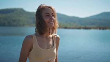 Güzel, ince, sportif kadın gezgin, sakin turkuaz su ve cennet gibi boş deniz plajlarıyla güzel deniz koyunun kayalık sahillerinde yürüyor. Yavaş çekim 4k, Türkiye 'nin batısında yaz seyahati