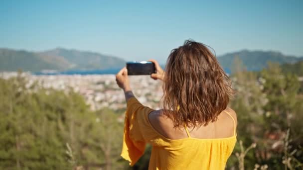 Foto Perjalanan Wanita Belakang Membuat Selfie Atau Video Call Berdiri — Stok Video