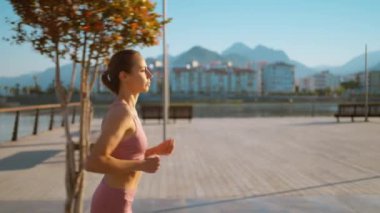 Gezinti güvertesinde koşan sağlıklı bir kadının portresi. Jogging sağlık konsepti