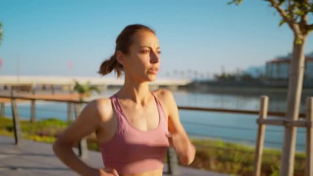 Läuferin Läuft Auf Brückenstraße Park Mit Hügelaussicht Sport Body Girl — Stockvideo