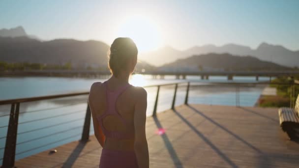 Zpět Pohled Siluetu Ženy Kráčející Dřevěném Molu Sledující Západ Slunce — Stock video