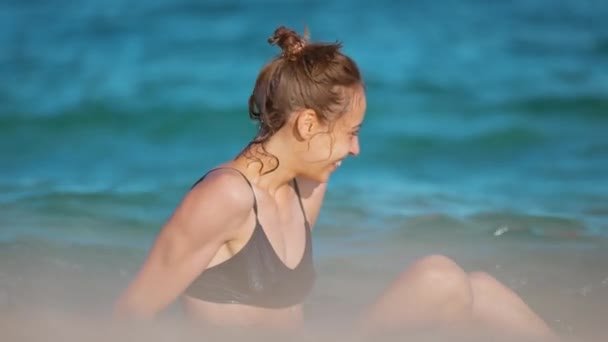 Gorąca Atrakcyjna Uśmiechnięta Kobieta Mokrym Czarnym Stroju Kąpielowym Leży Brzegu — Wideo stockowe