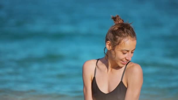 Horké Atraktivní Usmívající Žena Mokré Černé Plavky Leží Břehu Moře — Stock video
