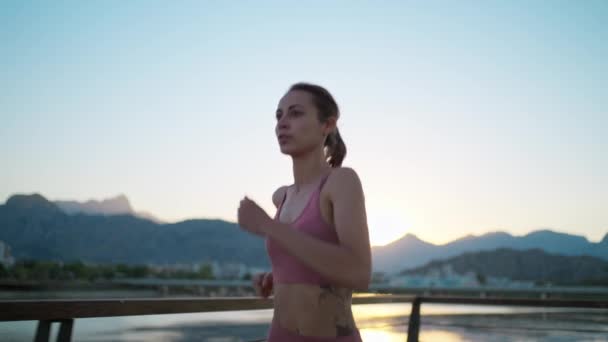 Slow Motion Närbild Förtroende Kvinna Fitness Slitage Sprintning Parken Porträtt — Stockvideo