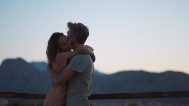Silhouetten Van Mooi Koppel Date Buiten Bergen Achtergrond Verliefde Man — Stockvideo