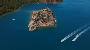 Hızlı sürat teknesine doğru inen yavaş çekim açık denizde çizgi şekilleri oluşturur. En iyi seyahat yeri. 4K.