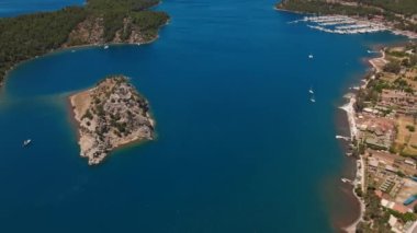 Türkiye, Akdeniz kıyısındaki hava manzarası, yaz tatilinde adalı yatlar ve tekneler. Yaz tatilinde deniz kenarına