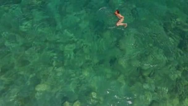 Flygfoto Kvinna Baddräkt Freestyle Simma Kristallklart Vatten Lyxigt Resmål Och — Stockvideo
