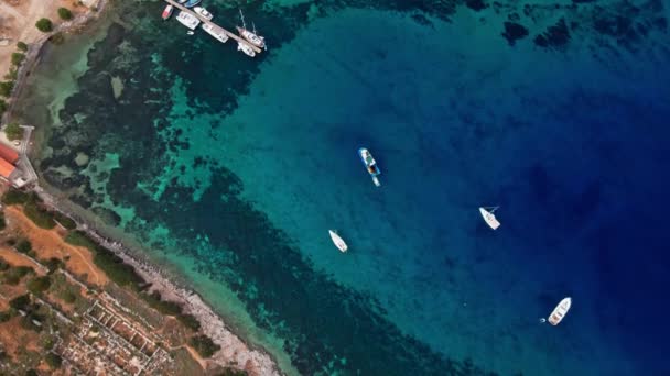 Vista Cima Vista Aérea Mar Transparente Turquesa Com Alguns Barcos — Vídeo de Stock