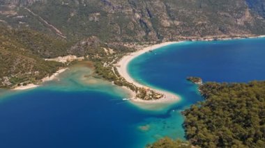 Oludeniz, Türkiye 'nin güneybatı kıyısında bir tatil köyüdür. Oludeniz Tabiat Parki 'nin mavi gölü ve geniş, beyaz Belcekiz Sahili ile tanınır..