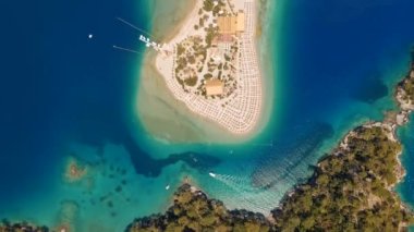 Oludeniz ve Fethiye 'nin doğal parkının insansız hava aracının muhteşem panoramik manzarası..