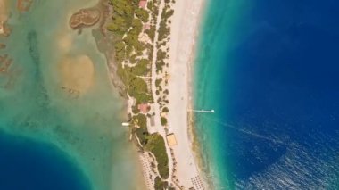 Oludeniz ve Fethiye 'nin doğal parkının insansız hava aracının muhteşem panoramik manzarası..
