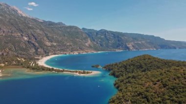 Oludeniz ve Fethiye 'nin doğal parkının insansız hava aracının muhteşem panoramik manzarası..