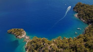 Türkiye 'nin Oludeniz kentindeki mavi deniz koyundaki yatların hava manzarası. Yat, lüks tatil.