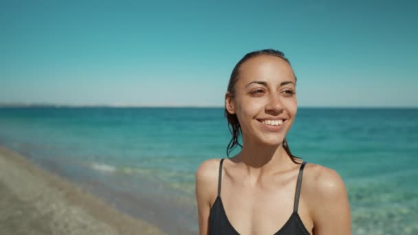 Наружный Снимок Улыбающейся Молодой Модели Наслаждающейся Морском Пляже Фоне Голубого — стоковое видео