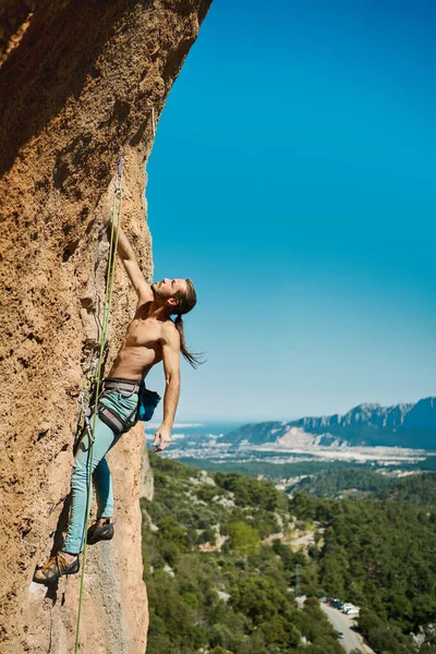 Seitenansicht Des Schönen Athletischen Männlichen Klettern Auf Dem Hohen Felsen — Stockfoto