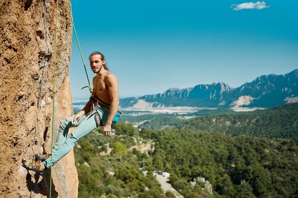 Schöner Sportlicher Bergsteiger Der Seil Hängt Und Die Kamera Blickt — Stockfoto