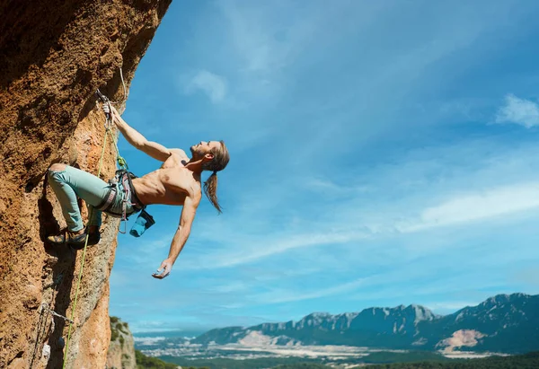 Attraktive Starke Mann Felskletterer Beim Klettern Anspruchsvolle Route Auf Senkrechten — Stockfoto