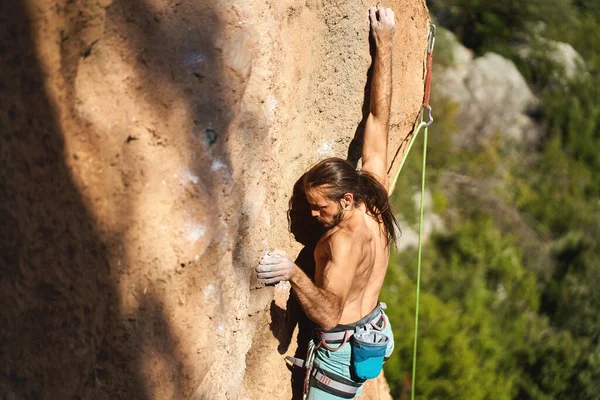 Momente Des Kletterns Kräftiger Muskulöser Mann Der Sich Auf Anspruchsvoller — Stockfoto