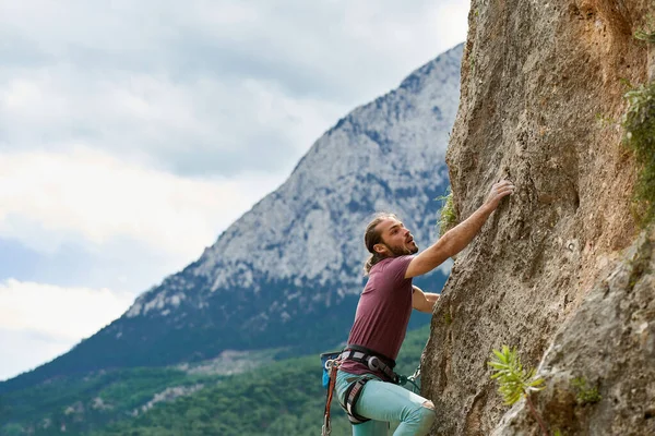 Aktif Genç Kaya Tırmanışçısı Tutunarak Kayalıklarda Zorlu Bir Rota Üzerinde — Stok fotoğraf