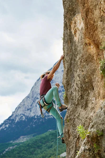 Kaya Tırmanışçısı Kayaya Tırmanıyor Güçlü Adam Zor Bir Yolun Üstesinden — Stok fotoğraf