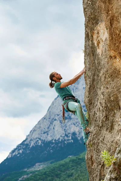 Aktiver Junger Mann Klettert Mit Seil Auf Senkrechten Felsen Wunderschöner — Stockfoto