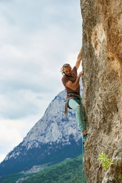 Kaya Tırmanışı Güzel Dağ Manzaralı Açık Hava Aktiviteleri Hevesli Erkek — Stok fotoğraf