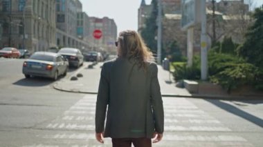 İş adamının işe gidiş gelişinin arkası. Takım elbiseli adam arabalarla kavşakta ofis binasına gidiyor.