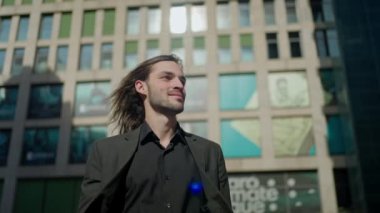 Kendine güvenen yakışıklı iş adamı profesyonel mali danışman, yönetici, yönetici, erkek avukat ya da girişimci finans bölgesinde şehir merkezinde duruyor, iş portresi.