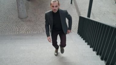 Merdivenleri çıkarken acele et. Yürüyen iş adamları. Metrodan çıkan yayalara çıkıyorlar. Erkeklerin merdivenleri tırmanma tutkusu. başarı iş adımı