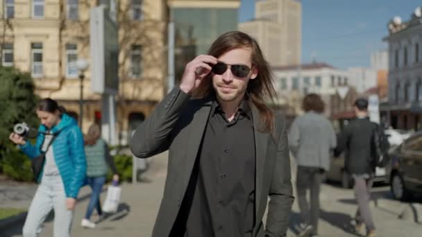 Retrato Empresário Sucesso Terno Óculos Escuros Caminhando Downtown Ruas Business — Vídeo de Stock