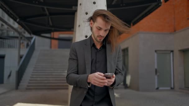 Uzun Saçlı Şık Bir Adam Elinde Telefon Ile Sokakta Posta — Stok video