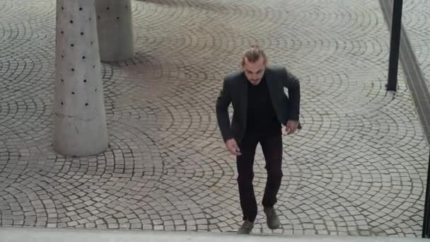 Ofis Binasının Merdivenlerinden Koşarak Çıkan Kendine Güvenen Genç Işadamının Görüntüsü — Stok video