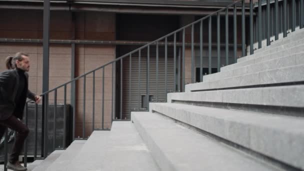 Despacha Subir Escadas Empresários Subindo Degraus Pedestres Empresário Saindo Metrô — Vídeo de Stock