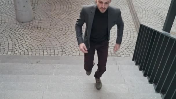 Coup Jeune Homme Affaires Pressé Précipitant Sur Escalier Travailler Dans — Video